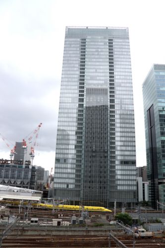 鉛色の雲の下の東京駅 - 2020年・ドクターイエロー -