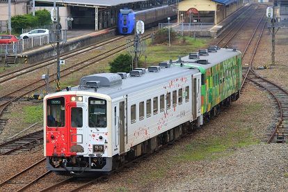 地球探索鉄道花咲線ラッピングトレインと道東森の恵み号の共演