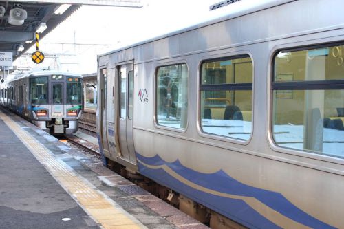 【えちごトキめき鉄道 乗車記】気動車と電車を乗り継ぐ三セクの旅、日本海の車窓と二本木駅のスイッチバックが見どころ!