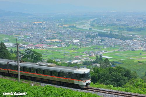 しなの8号 善光寺平を眼下に(日本三大車窓)