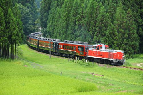 DE10-1680 (長岡)先頭でばんえつ物語を牽く 臨時快速列車