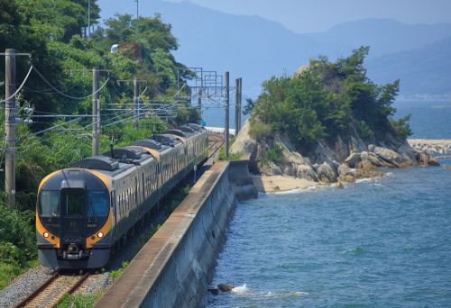 予讃線の海岸沿いの磯を行く8600系特急「しおかぜ号」他(海岸寺~詫間)