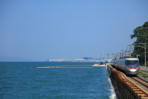 予讃線の瀬戸内海を望む風景の中を行く8000系特急「しおかぜ」他(海岸寺~詫間)