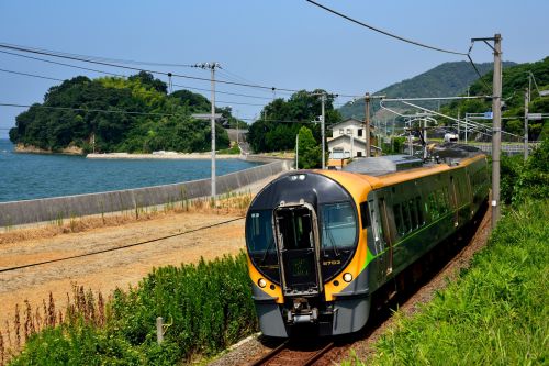 予讃線の瀬戸内海沿いの穏やかな夏の海を行く8600系特急「しおかぜ」他(海岸寺~詫間)