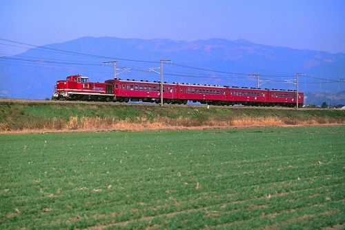 鹿児島本線を行く懐かしのDE10-1131号機牽引のレッドトレイン50系客車と185系特急「ゆふ」(肥前旭~久留米)