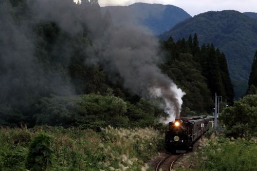 夕暮れの山あいの駅に発車の汽笛が響く　- 2020年初秋・磐越西線 -