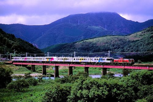 紀勢本線の日置川橋梁を行く懐かしのＤＤ５１機牽引の「あすかと１６５系電車（紀伊日置～周参見）