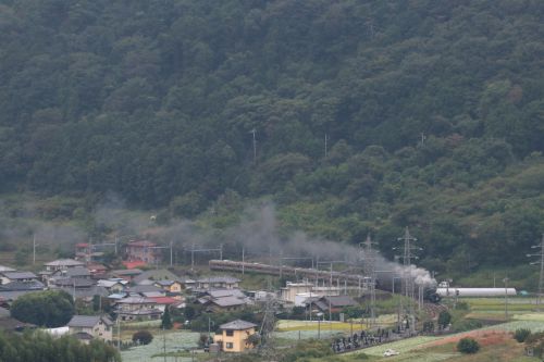煙を吐く汽車とステンレスの電車がすれ違う - 2020年秋・上越線 -