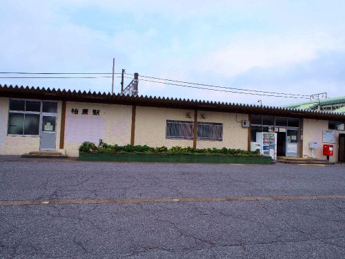 柏原駅(滋賀県米原市)。ひょっとこな駅舎と謎の”爆竹が鳴っても気にしないで”