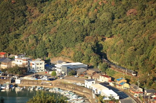 紀勢本線の秋の山々を通過するキハ８５系特急「ワイドビュー南紀」（紀伊長島～梅ヶ谷）
