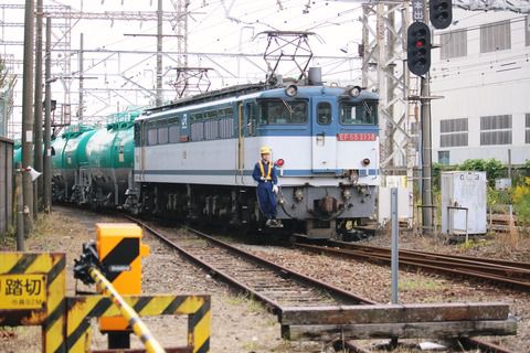 鶴見線 124-1(安善駅 米タン EF65 2138 入換え)