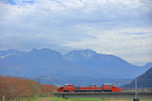 えちごトキめき鉄道の冠雪した雨飾山をバックに姫川橋梁を行くＤＥ１５－１５１８号機（糸魚川～青梅）