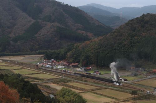 小さな盆地の駅を発車する汽車 - 2020年晩秋・山口線 -