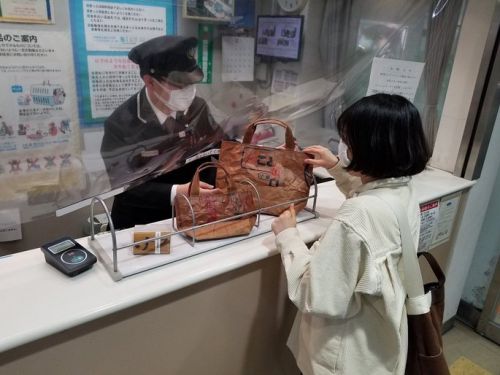 駅の改札で切符以外のお買い物　JR国立駅で駅員が”逸品”を販売