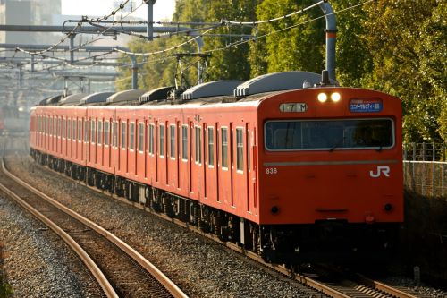 大阪環状線の朝の陽光に輝く懐かしの103系他(大阪城公園駅)