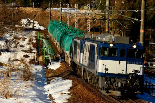 中央西線の残雪の伊奈川橋梁を行くEF64重連牽引の石油輸送列車他(大桑~須原)