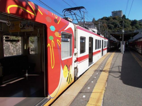 ラッピングトレイン「HAPPY TRAIN☆」 神戸電鉄5000系電車