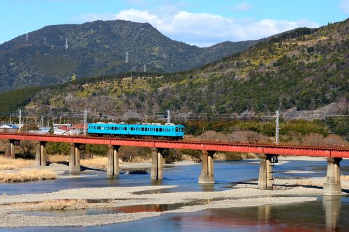 紀勢本線の冬の柔らかい光線の中の日置川橋梁を行く105系と283系電車(紀伊日置~周参見)