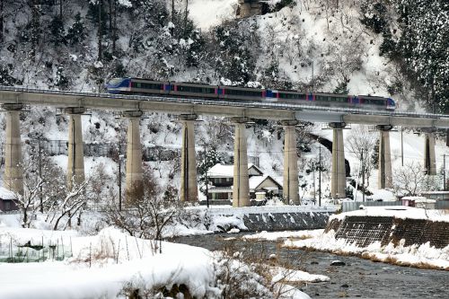 智頭急行鉄道の大雪の里山を行くHOT7000系特急「スーパーはくと号」(智頭~恋山形)