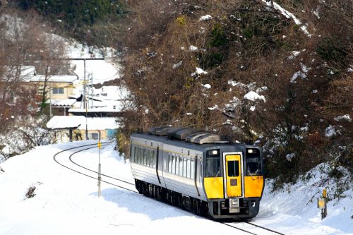 因美線の雪の小峠路を行くキハ187系特急「スーパーいなば」と智頭急行HOT7000系特急「スーパーはくと」(国英~河原)