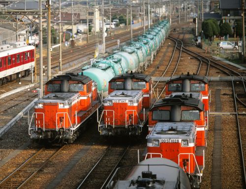 関西本線(塩浜駅)に到着する懐かしのDD51牽引の石油輸送列車(四日市~塩浜)