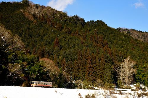 因美線の雪景色の里山をのんびりと進むキハ120形ローカル列車(那岐~土師)