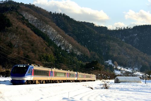 因美線の雪晴れの鉄路を行くHOT7000系特急「スーパーはくと」とキハ187系特急「スーパーいなば」(国英~河原)