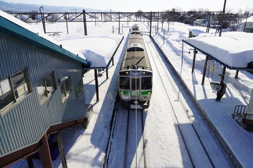 茶志内駅で、721系電車F-2編成さん。