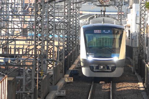 小田急線代々木八幡駅付近にて