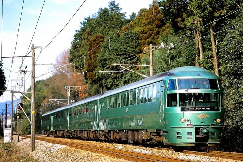 鹿児島本線の冬の斜光線の中を行くキハ71系特急「ゆふいんの森」と787系特急「リレーつばめ」(原田~天拝山)