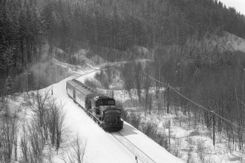雪晴れの峠道を登る短い列車 - 1986年・石北本線 -