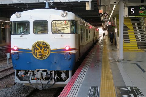 広島駅で観光列車 「etSETOra」 尾道行きを撮る (車両&発車標) 【2021年1月】