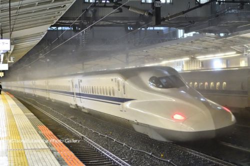 雨の米原駅 N700系通過