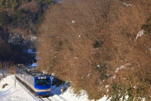 因美線の雪晴れの小峠を進む智頭急行鉄道HOT7000系特急「スーパーはくと」他(国英~河原)