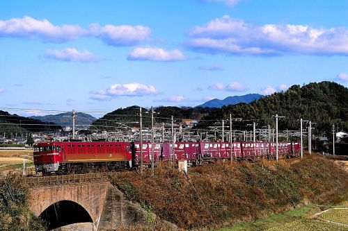 鹿児島本線で活躍する交流電気機関車ED76牽引のコンテナ貨物と882系特急「ソニック」(福間~東福間)