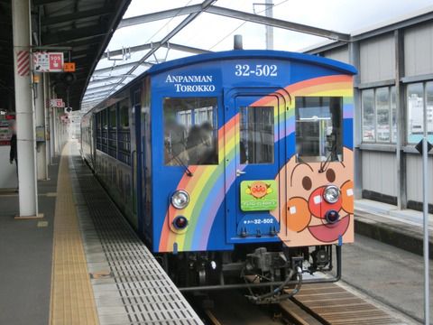 児島駅 「瀬戸大橋アンパンマントロッコ」 車両の新旧比較