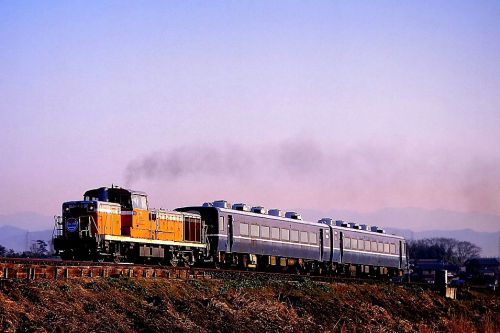 樽見鉄道の朝陽に輝く空の中を行く樽見鉄道DE10ー5形客車列車(東大垣~横屋)