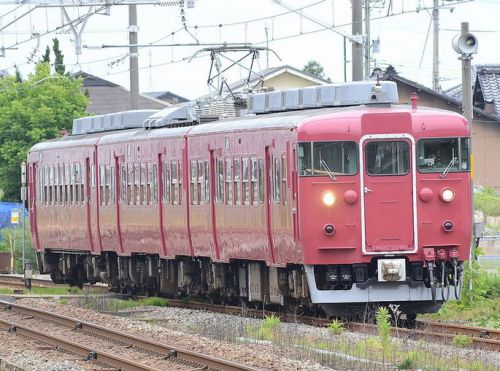 駅長「線路内に入って撮影はやめて…」JR七尾線で413系等まもなく引退 鉄道ファン詰めかける