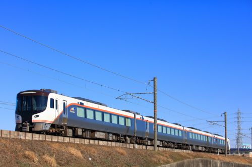 関西本線の青空をバックに行く新型特急車両のHC85系とキハ85系「ワイドビュー南紀」(四日市~富田浜)