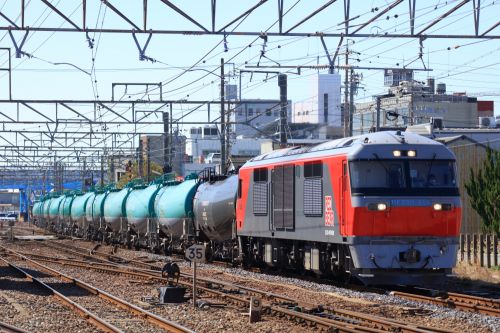 関西本線の四日市駅を出発するDF200牽引の石油輸送列車とセメント貨物(四日市駅)