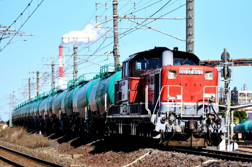 関西本線の重化学工業地帯を行くDD51牽引の石油輸送列車他(四日市~富田浜)