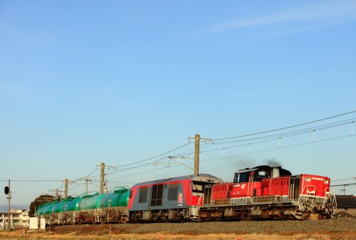 関西本線の夕刻の白鳥信号所を通過するDD51ー1801号機+DF200ー207号機重連牽引の石油輸送列車他(白鳥信号所)等