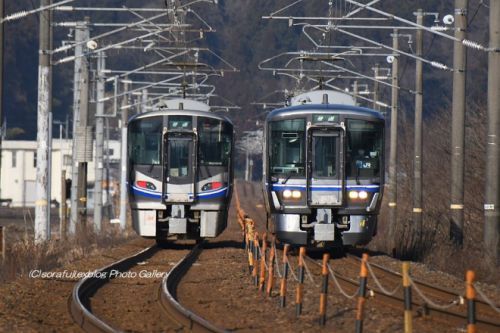 521系普通列車E編成とJ編成