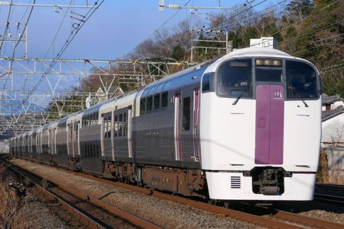 なぜゴージャス2階建て列車は「ニートレイン」と揶揄されたのか 定期運行終わるJR「215系」の盛衰