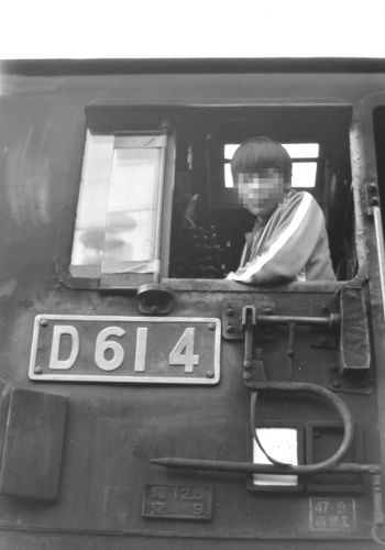 留萌本線 深川駅構内のD614に乗る少年