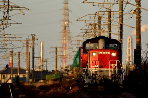 関西本線で最後の活躍をするDD51が先頭に立つDF200との重連牽引の石油輸送列車(四日市駅)