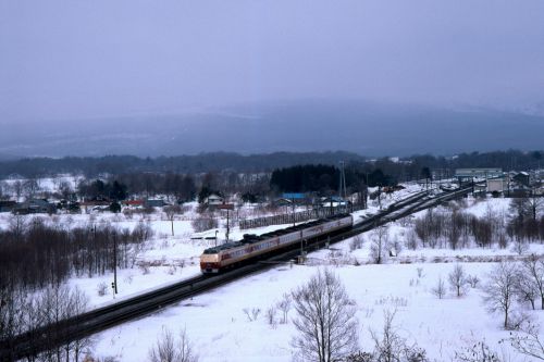 雪雲の待つ北へ走り去る特急 - 函館本線・1986年 -