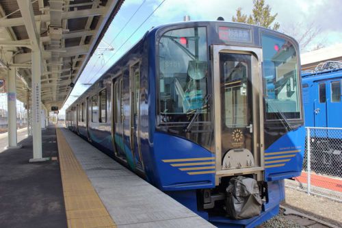 【しなの鉄道「軽井沢リゾート号」乗車記】SR1系で運転される有料快速列車、クロスシートから眺める浅間山は圧巻!