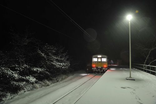 大前駅で佇むクモヤ145