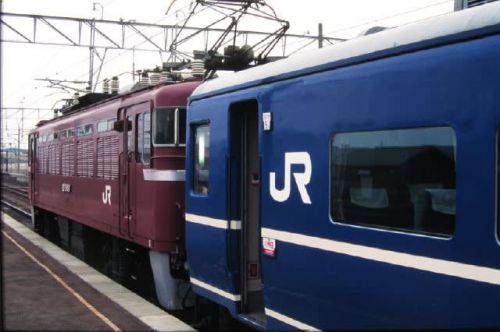 東北本線14系 盛岡駅ホームの駅弁販売ワゴン 1996-04-29